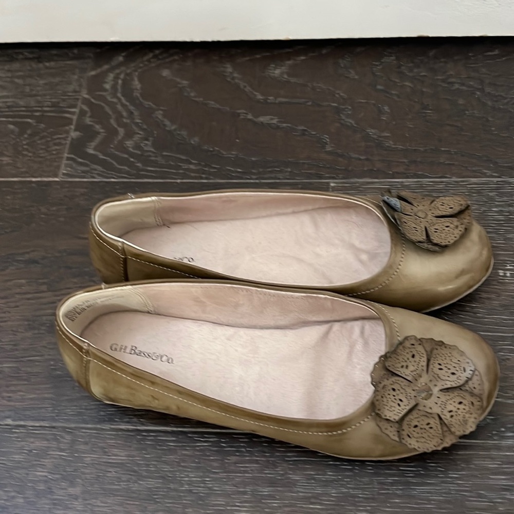 Bass and Co. flats. Size 7